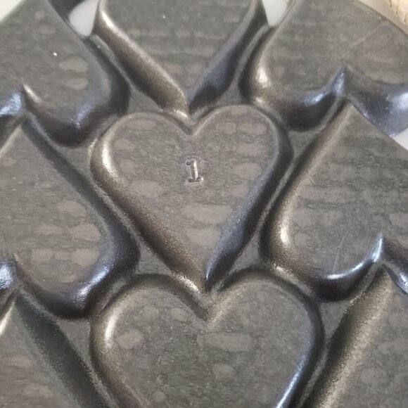 NEW Cast Iron Valentine's Day Heart-Shaped Cookie Cornbread Candy Muffin Mold - Picture 4 of 7